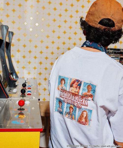 niko and...(ニコアンド)の「【STRANGER THINGS】コラボ プリントTシャツ Season 2(Tシャツ/カットソー・メンズ・レッド/グリーン/ブラック/オフホワイト・LARGE/MEDIUM)」の9枚目の写真