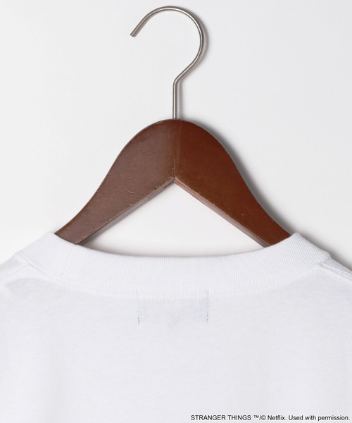 niko and...(ニコアンド)の「【STRANGER THINGS】コラボ プリントTシャツ Season 2(Tシャツ/カットソー・メンズ・レッド/グリーン/ブラック/オフホワイト・LARGE/MEDIUM)」の20枚目の写真