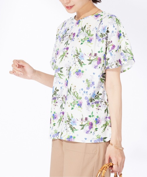 BELLUNA PLUS(ベルーナ)の「〈日比谷花壇〉袖フリルデザインブラウス(シャツ/ブラウス・レディース・オフホワイト/ネイビー系・MEDIUM/LARGE/X-LARGE)」の3枚目の写真