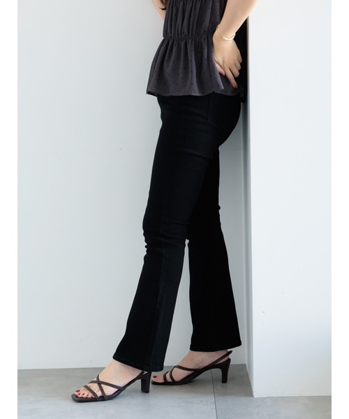 Te chichi（テチチ）の「美脚フレアデニムパンツ（デニムパンツ・レディース・ネイビー/ブラック・マルチサイズ）」の2枚目の写真
