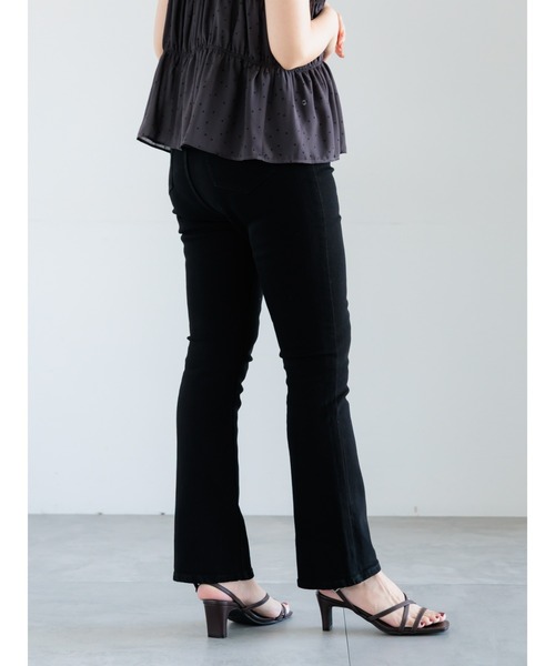 Te chichi（テチチ）の「美脚フレアデニムパンツ（デニムパンツ・レディース・ネイビー/ブラック・マルチサイズ）」の10枚目の写真