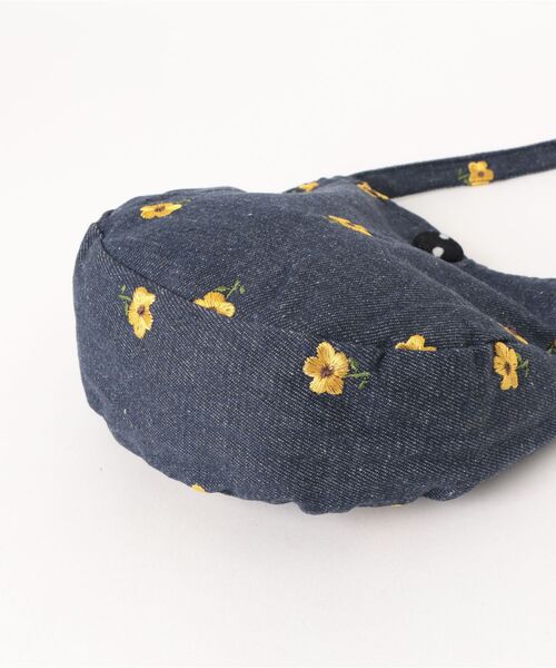 VIBGYOR Women（ヴィブジョー　ウィメン）の「【urge select】デニム素材 フラワー＆チェリー刺繍 ショルダーバッグ(くるみボタン付き)（ショルダーバッグ・レディース・ネイビー系2/ブルー系2/ネイビー系1/ブルー系1・FREE）」の10枚目の写真