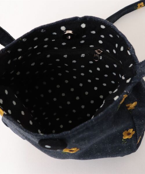 VIBGYOR Women（ヴィブジョー　ウィメン）の「【urge select】デニム素材 フラワー＆チェリー刺繍 ショルダーバッグ(くるみボタン付き)（ショルダーバッグ・レディース・ネイビー系2/ブルー系2/ネイビー系1/ブルー系1・FREE）」の11枚目の写真