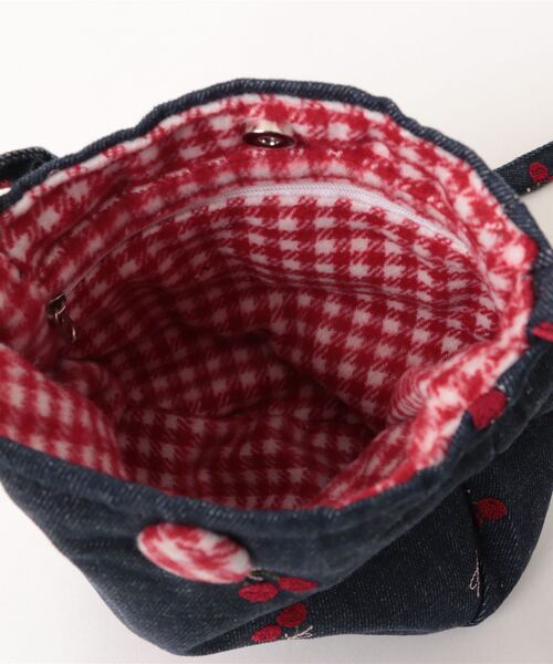 VIBGYOR Women（ヴィブジョー　ウィメン）の「【urge select】デニム素材 フラワー＆チェリー刺繍 ショルダーバッグ(くるみボタン付き)（ショルダーバッグ・レディース・ネイビー系2/ブルー系2/ネイビー系1/ブルー系1・FREE）」の12枚目の写真