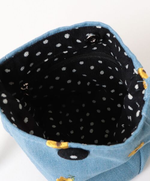 VIBGYOR Women（ヴィブジョー　ウィメン）の「【urge select】デニム素材 フラワー＆チェリー刺繍 ショルダーバッグ(くるみボタン付き)（ショルダーバッグ・レディース・ネイビー系2/ブルー系2/ネイビー系1/ブルー系1・FREE）」の13枚目の写真