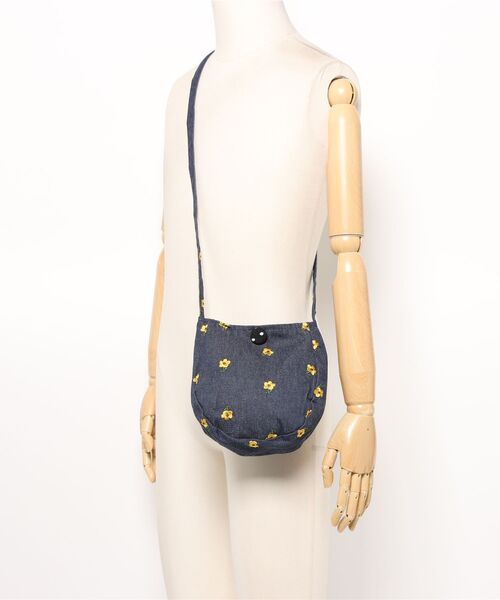VIBGYOR Women（ヴィブジョー　ウィメン）の「【urge select】デニム素材 フラワー＆チェリー刺繍 ショルダーバッグ(くるみボタン付き)（ショルダーバッグ・レディース・ネイビー系2/ブルー系2/ネイビー系1/ブルー系1・FREE）」の15枚目の写真