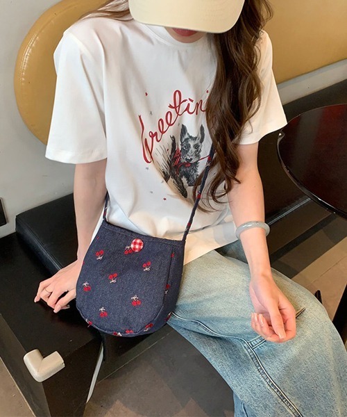 VIBGYOR Women（ヴィブジョー　ウィメン）の「【urge select】デニム素材 フラワー＆チェリー刺繍 ショルダーバッグ(くるみボタン付き)（ショルダーバッグ・レディース・ネイビー系2/ブルー系2/ネイビー系1/ブルー系1・FREE）」の3枚目の写真