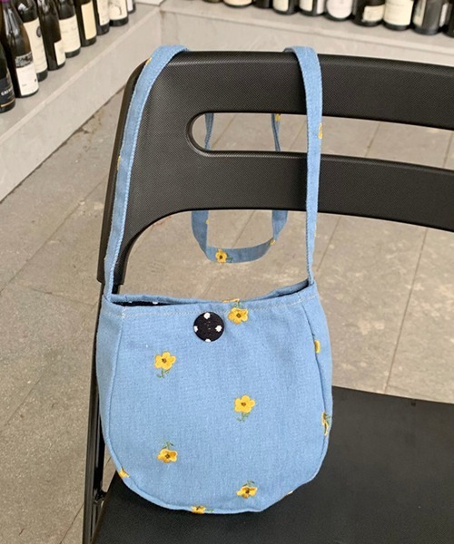 VIBGYOR Women（ヴィブジョー　ウィメン）の「【urge select】デニム素材 フラワー＆チェリー刺繍 ショルダーバッグ(くるみボタン付き)（ショルダーバッグ・レディース・ネイビー系2/ブルー系2/ネイビー系1/ブルー系1・FREE）」の2枚目の写真
