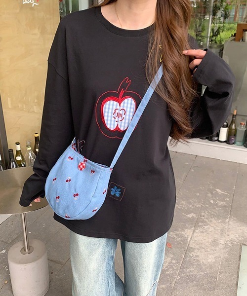VIBGYOR Women（ヴィブジョー　ウィメン）の「【urge select】デニム素材 フラワー＆チェリー刺繍 ショルダーバッグ(くるみボタン付き)（ショルダーバッグ・レディース・ネイビー系2/ブルー系2/ネイビー系1/ブルー系1・FREE）」の4枚目の写真