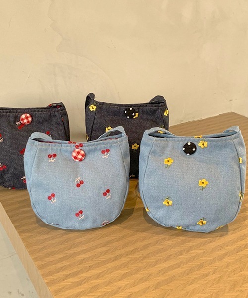 VIBGYOR Women（ヴィブジョー　ウィメン）の「【urge select】デニム素材 フラワー＆チェリー刺繍 ショルダーバッグ(くるみボタン付き)（ショルダーバッグ・レディース・ネイビー系2/ブルー系2/ネイビー系1/ブルー系1・FREE）」の5枚目の写真