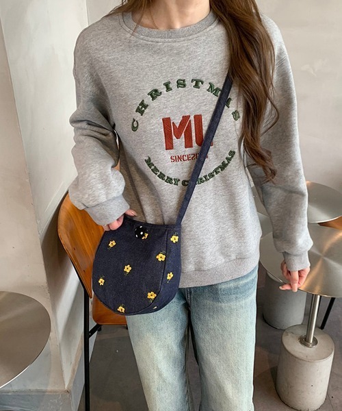 VIBGYOR Women（ヴィブジョー　ウィメン）の「【urge select】デニム素材 フラワー＆チェリー刺繍 ショルダーバッグ(くるみボタン付き)（ショルダーバッグ・レディース・ネイビー系2/ブルー系2/ネイビー系1/ブルー系1・FREE）」の6枚目の写真