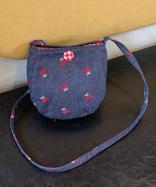 VIBGYOR Women（ヴィブジョー　ウィメン）の「【urge select】デニム素材 フラワー＆チェリー刺繍 ショルダーバッグ(くるみボタン付き)（ショルダーバッグ・レディース・ネイビー系2/ブルー系2/ネイビー系1/ブルー系1・FREE）」の7枚目の写真