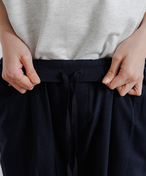 studio CLIP（スタディオクリップ）の「【撥水加工・接触冷感・速乾・UVカット】らくらくテーパードパンツ[プチ・プラス・トールサイズあり]（その他パンツ・レディース・ライトグレー/モカ/その他1/ネイビー/ブラック/カーキ・PF/MEDIUM/LARGE/SMALL/X-LARGE/XX-LARGE/TF/XXX-LARGE）」の17枚目の写真