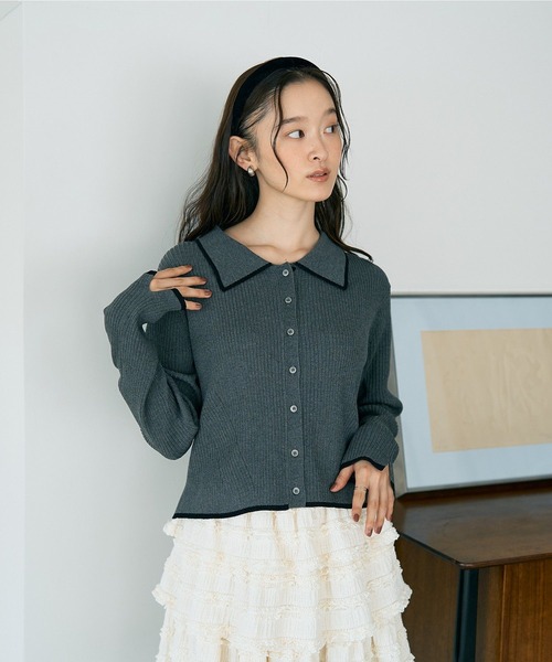 earth music&ecology（アースミュージックアンドエコロジー）の「【WEB限定/ショート丈/ゆったり】バイカラートリムニットカーディガン（ニット/セーター・レディース・チャコールグレー/アイボリー/ブラック・FREE）」の10枚目の写真