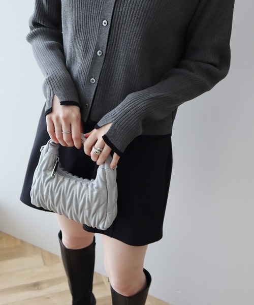 earth music&ecology（アースミュージックアンドエコロジー）の「【WEB限定/ショート丈/ゆったり】バイカラートリムニットカーディガン（ニット/セーター・レディース・チャコールグレー/アイボリー/ブラック・FREE）」の17枚目の写真