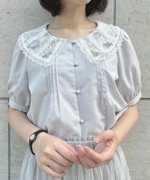 【洗える】ローズ刺繍チュールレース衿ブラウス ローズ刺繍チュールレース衿ブラウス（シャツ/ブラウス）｜F