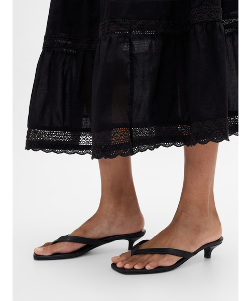 GAP（ギャップ）の「レーストリミング ティアード マキシワンピース（ワンピース・レディース・ブラック・M/L/XS/S/XXS）」の4枚目の写真