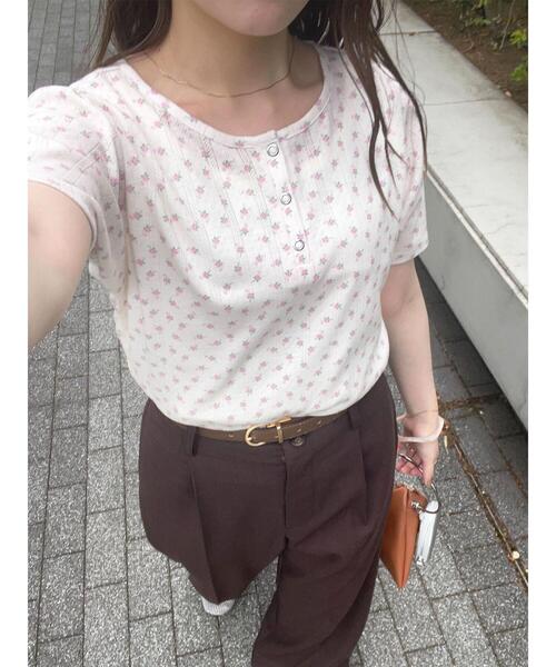 ehka sopo（エヘカソポ）の「小花柄ヘンリーネックカットソー（Tシャツ/カットソー・レディース・パープル/イエロー/ブルー/ピンク・F）」の4枚目の写真