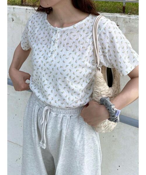 ehka sopo（エヘカソポ）の「小花柄ヘンリーネックカットソー（Tシャツ/カットソー・レディース・パープル/イエロー/ブルー/ピンク・F）」の3枚目の写真