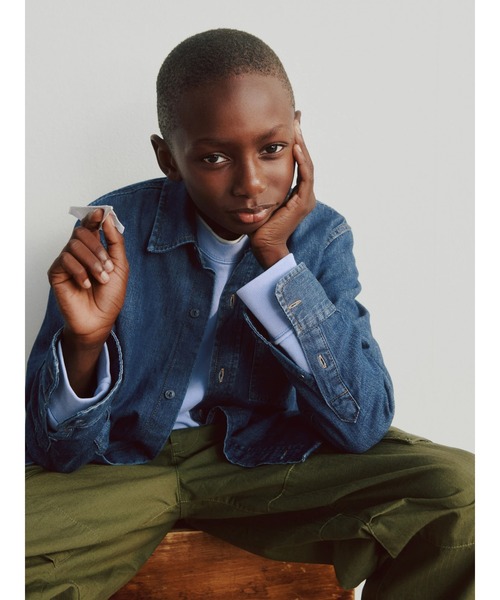 GAP（ギャップ）の「デニム オーバーサイズシャツ (キッズ)（デニムジャケット・キッズ・ブルー・130cm/140cm/150cm/160cm/120cm/110cm）」の3枚目の写真