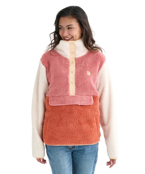 BILLABONG（ビラボン）の「BILLABONG レディース 24B411506-SWITCHBACK PULLOVER FLC スウェットジャケット 【2025年秋冬モデル】/ビラボン総柄アノラックデザインスタンドカラーフリーストップス（その他アウター・レディース・レッド系その他/マルチ/ブラック系その他・MEDIUM）」の2枚目の写真