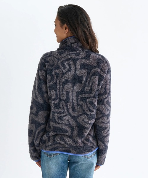 BILLABONG（ビラボン）の「BILLABONG レディース 24B411506-SWITCHBACK PULLOVER FLC スウェットジャケット 【2025年秋冬モデル】/ビラボン総柄アノラックデザインスタンドカラーフリーストップス（その他アウター・レディース・レッド系その他/マルチ/ブラック系その他・MEDIUM）」の4枚目の写真
