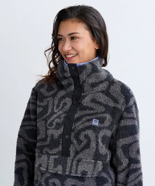 BILLABONG（ビラボン）の「BILLABONG レディース 24B411506-SWITCHBACK PULLOVER FLC スウェットジャケット 【2025年秋冬モデル】/ビラボン総柄アノラックデザインスタンドカラーフリーストップス（その他アウター・レディース・レッド系その他/マルチ/ブラック系その他・MEDIUM）」の5枚目の写真