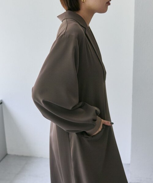 ear PAPILLONNER（イアパピヨネ）の「Vネックワンピース【SUM1 STYLE(スミスタイル)】（ワンピース・レディース・ブラック/モカ/ライトグレー/ネイビー・FREE）」の5枚目の写真