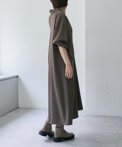 ear PAPILLONNER（イアパピヨネ）の「Vネックワンピース【SUM1 STYLE(スミスタイル)】（ワンピース・レディース・ブラック/モカ/ライトグレー/ネイビー・FREE）」の8枚目の写真