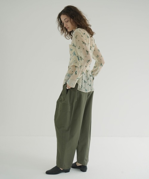 CLANE(クラネ)の「FLOWER OPAL BISTIER SHIRTS(シャツ/ブラウス・レディース・ブラック/アイボリー・1/2)」の4枚目の写真