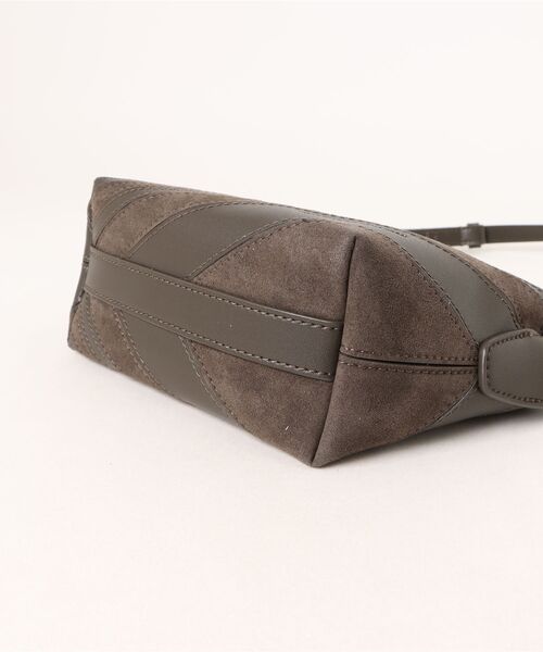 CHARLES & KEITH（チャールズ & キース）の「Zeya ゼヤ スエードストップハンドルバッグ（ハンドバッグ・レディース・ブラウン系その他4・S）」の8枚目の写真