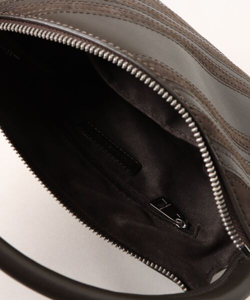 CHARLES & KEITH（チャールズ & キース）の「Zeya ゼヤ スエードストップハンドルバッグ（ハンドバッグ・レディース・ブラウン系その他4・S）」の9枚目の写真