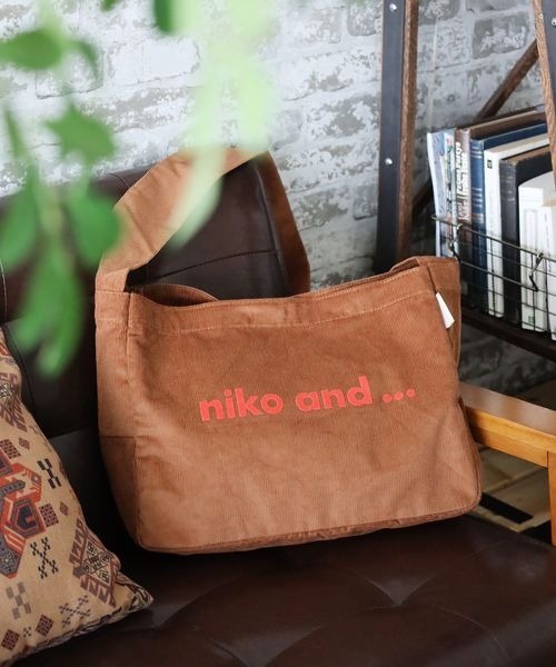 niko and...(ニコアンド)の「オリジナルコーデュロイBIGショルダーバッグ【ニコロゴトート】(ショルダーバッグ・レディース・グレー/オフホワイト/グリーン/ブラウン/ネイビー・0)」の2枚目の写真