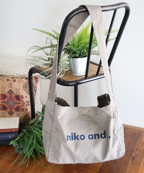 niko and...(ニコアンド)の「オリジナルコーデュロイBIGショルダーバッグ【ニコロゴトート】(ショルダーバッグ・レディース・グレー/オフホワイト/グリーン/ブラウン/ネイビー・0)」の3枚目の写真