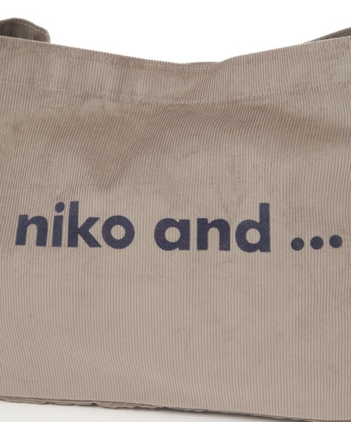 niko and...(ニコアンド)の「オリジナルコーデュロイBIGショルダーバッグ【ニコロゴトート】(ショルダーバッグ・レディース・グレー/オフホワイト/グリーン/ブラウン/ネイビー・0)」の9枚目の写真