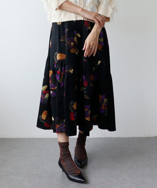 Three Four Time（ｽﾘｰﾌｫｰﾀｲﾑ）の「ビンテージフラワーティアードスカート（スカート・レディース・ブラック/グレー・FREE）」の2枚目の写真