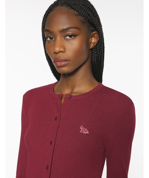 Maison Kitsune(メゾンキツネ)の「RIBBED BABY FOX CARDIGAN(カーディガン/ボレロ・レディース・ブラック/ワインレッド・XS/S/M/L)」の4枚目の写真