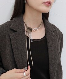 fredy emue（フレディエミュ）の「スエード花チョーカー（チョーカー・レディース）」