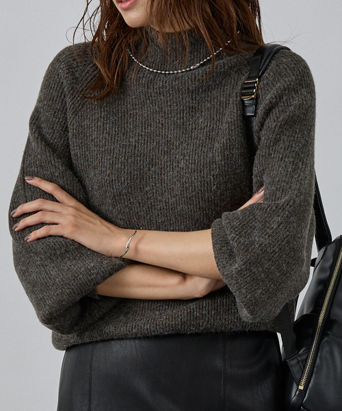 abahouse mavie（アバハウスマヴィ）の「片畦モックネックプルオーバー（ニット/セーター・レディース・チャコールグレー/グレイッシュブルー/オフホワイト/ピンク・フリー）」の3枚目の写真