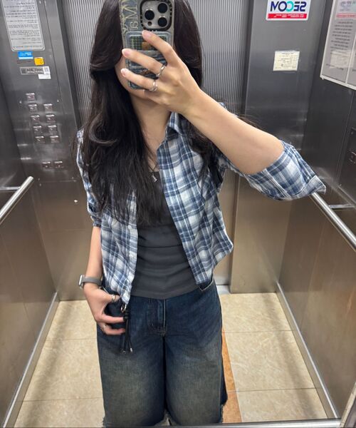 AVANDRESS(アバンドレス )の「Slender Check Shirt BLUE(シャツ/ブラウス・レディース・ブルー・MEDIUM/SMALL)」の9枚目の写真