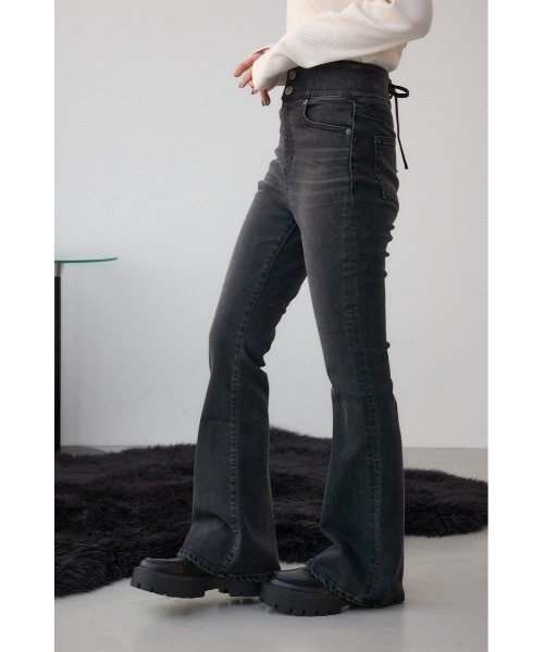 AZUL by moussy(アズールバイマウジー)の「AZUL DENIM H/Wバックリボンフレアデニム(デニムパンツ・レディース・ライトブラック/ブルー・SMALL/MEDIUM)」の3枚目の写真