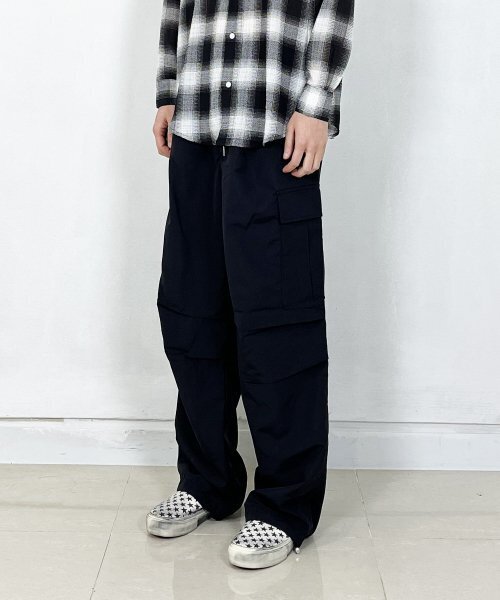 SK8ER ROCK（スケーターロック）の「Knee tuck cargo nylon wide pants black（スウェットパンツ・レディース・その他・FREE）」の2枚目の写真