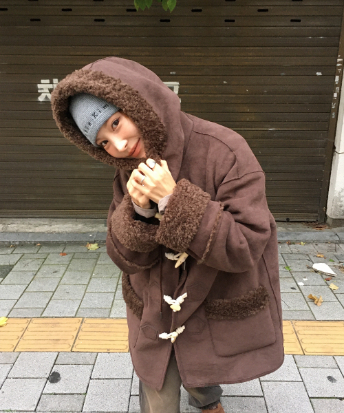 ANOETIC(アノエティック)の「ANC HOODIE MUSTANG_BROWN(ムートンコート・レディース・ブラウン・FREE)」の1枚目の写真