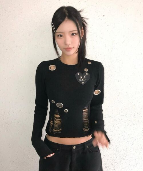 MUCENT(ムセント)の「ウェゴンメタルロゴハートパッチアイレットデミージニット(ニット/セーター・レディース・ブラック・SMALL/MEDIUM)」の6枚目の写真