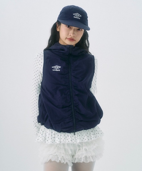 【umbro×fekete】gathered hoodie vest umbro×fekete】gathered hoodie vest / ギャザーフーディーベスト