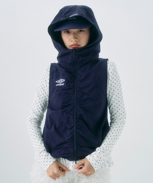 【umbro×fekete】gathered hoodie vest umbro×fekete】gathered hoodie vest / ギャザーフーディーベスト