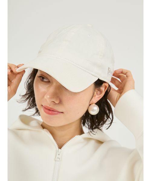emmi(エミ)の「【emmiINEW ERA®】9TWENTY(TM)emmiロゴスエードキャップ(キャップ・レディース・チェック/ホワイト/レッド/ブラック・F)」の18枚目の写真