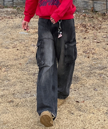 NOTUSUAL（ノットユージュアル）の「ベーシックカーゴバルーンワイドデニムパンツ_[ブラック]（デニムパンツ）」