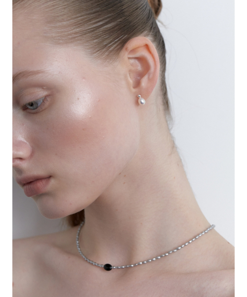 LOVE ME MONSTER（ラブミーモンスター）の「[Silver] Tini Pearl Drop Earrings (L251MER040)（ピアス（両耳用）・レディース・シルバー・FREE）」の2枚目の写真