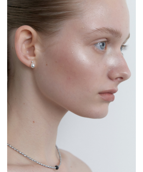 LOVE ME MONSTER（ラブミーモンスター）の「[Silver] Tini Pearl Drop Earrings (L251MER040)（ピアス（両耳用）・レディース・シルバー・FREE）」の3枚目の写真